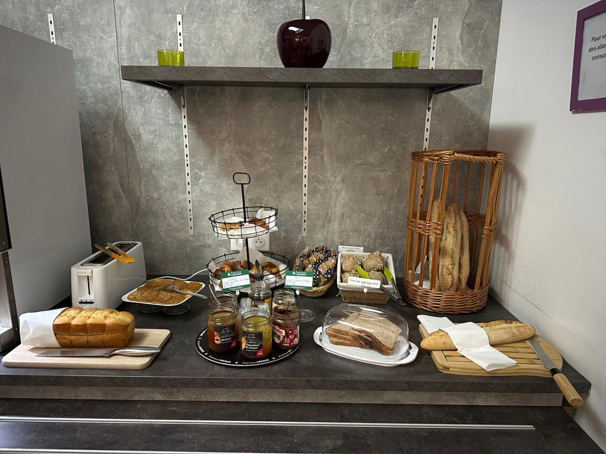 Brit Hotel Confort Nevers Centre Gare Экстерьер фото